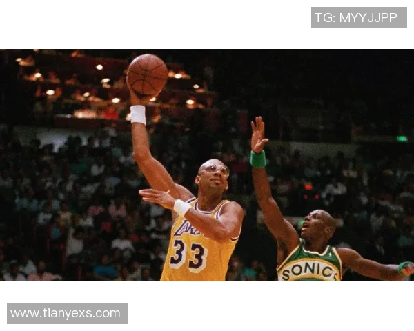 卡里姆阿卜杜尔贾巴尔的传奇冠军之路与伟大篮球生涯回顾 卡里姆阿卜杜尔贾巴尔的传奇冠军之路与伟大篮球生涯回顾