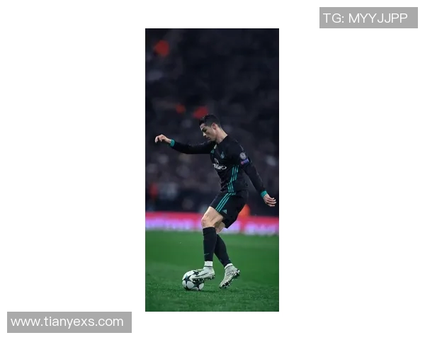 C罗足球明星壁纸精选展现传奇风采与激情瞬间的视觉盛宴 C罗足球明星壁纸精选展现传奇风采与激情瞬间的视觉盛宴