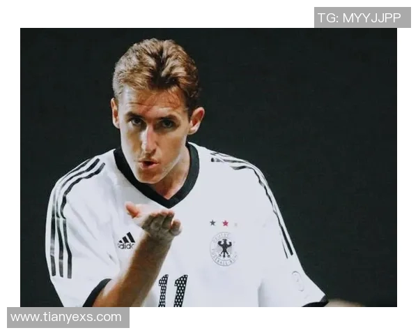 足球明星克洛泽摆件的设计灵感与收藏价值解析 足球明星克洛泽摆件的设计灵感与收藏价值解析